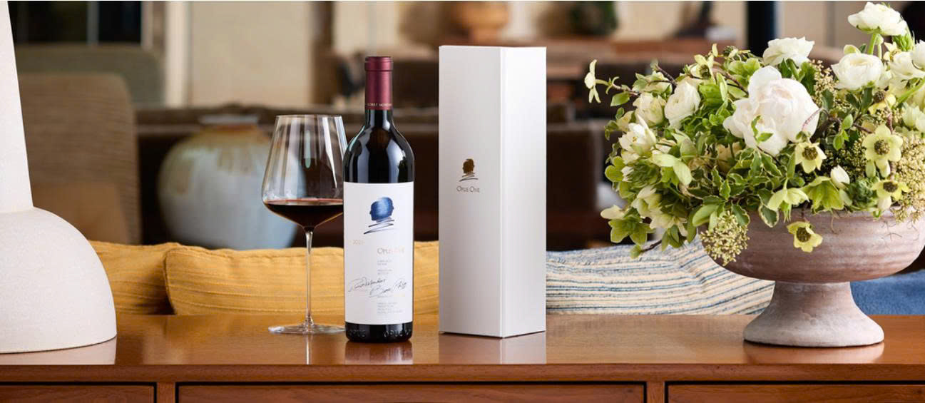 Chai rượu vang Opus One cao cấp và bối cảnh vườn nho Napa Valley