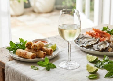 Nghệ Thuật Ghép Vị: Sauvignon Blanc, Hải Sản & Chả Giò
