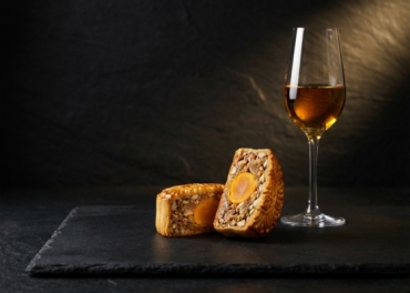 Pairing Vang Ngọt & Bánh Trung Thu: Nghệ Thuật Nâng Tầm Trải Nghiệm Quà Tặng