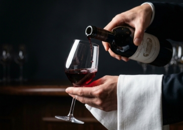 Kỹ Thuật Rót Rượu Vang Không Nhiễu Giọt Chuẩn Sommelier