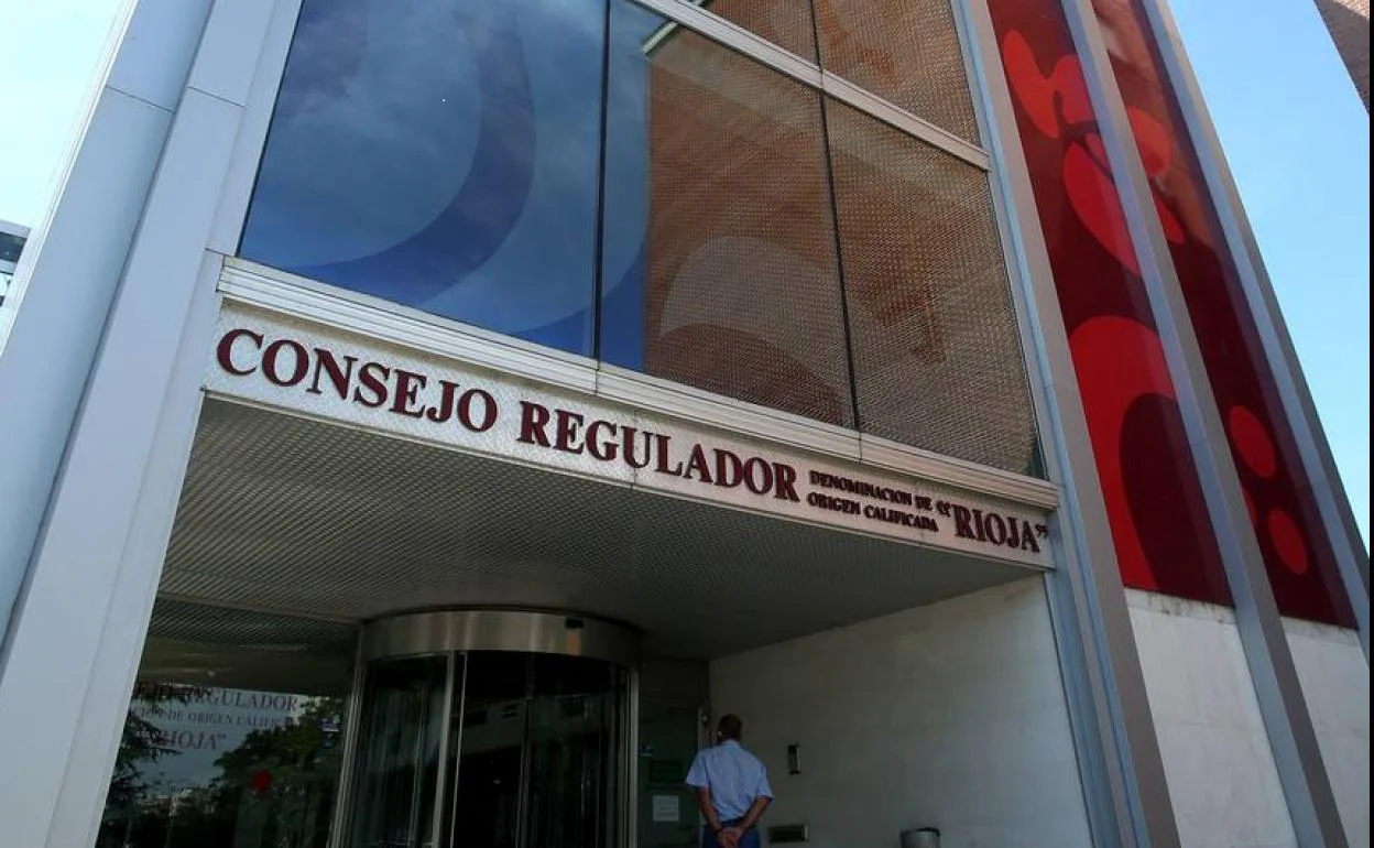 Logo Consejo Regulador và tem DO trên chai rượu vang Tây Ban Nha