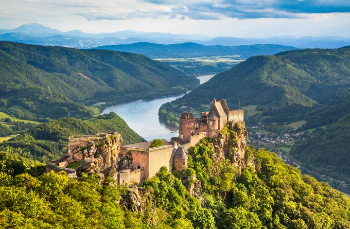 Ruộng nho bậc thang tuyệt đẹp ở vùng Wachau, Áo - nơi sản sinh ra những chai vang Smaragd trứ danh