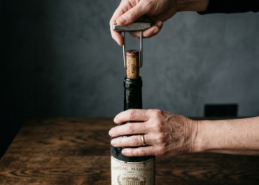 Cách Xử Lý Nút Bần Rượu Vang Bị Gãy Hoặc Tụt Vào Chai Chuẩn Chuyên Gia