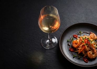 Vang Trắng Riesling Hơi Ngọt: Chìa Khóa Cân Bằng Món Thái & Việt Cay Nồng